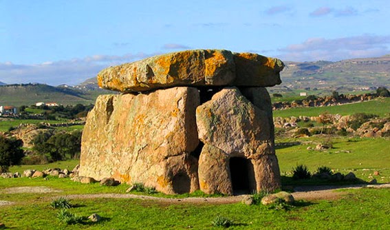 Ecco il Dolmen gigante di Sa Coveccada, in Sardegna, a cui si è appena fatto riferimento.