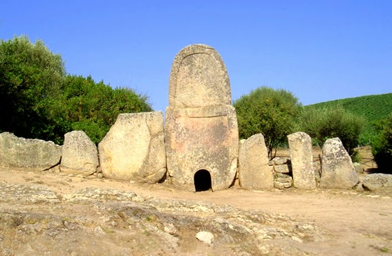 Tombe dei Giganti a Coddu Vecchiu in Sardegna