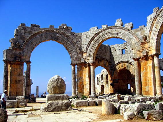 Rovine della chiesa di San Simeone, in Siria, con al centro i resti della sua colonna.