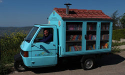 Bibliomotocarro, maestro in pensione crea una biblioteca itinerante per ragazzi