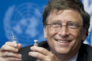 Bill Gates coon in mano fiale di vaccini