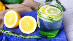 Bere acqua e limone