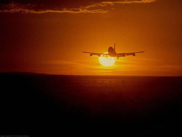 aereo decolla al tramonto
