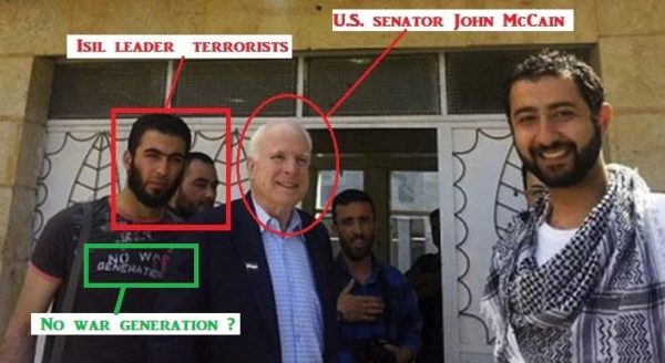 Il senatore USA John McCain insieme a terroristi islamici, al quartier generale della cosiddetta opposizione moderata, sul confine siriano con la Turchia. 