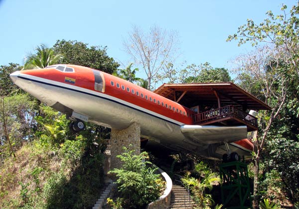 Infine tra gli hotel più bizzarri del mondo c’è l’Hotel Costa Verde, un Boeing 727 del 1965, ristrutturato e trasformato in un hotel appollaiato sui rami degli alberi della foresta pluviale in Costa Rica.