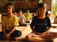 Bambini che meditano