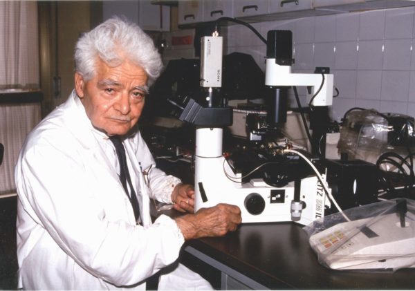 Il Prof. Luigi Di Bella nel suo laboratorio - 1998