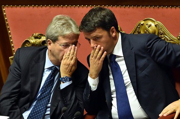 Gentiloni parla segretamente nell'orecchio anche a Renzi