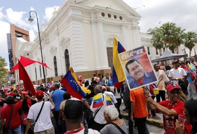 Il parlamento venezuelano circondato da una folla di sostenitori della Costituente