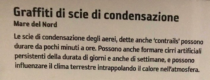 Le scie di condensazione degli aerei - dice la didascalia - dette anche 'contrails' possono durare da pochi minuti a ore. Possono anche formare cirri artificiali persistenti della durata di giorni e anche di settimane, e possono influenzare il clima, intrappolando il calore dell'atmosfera