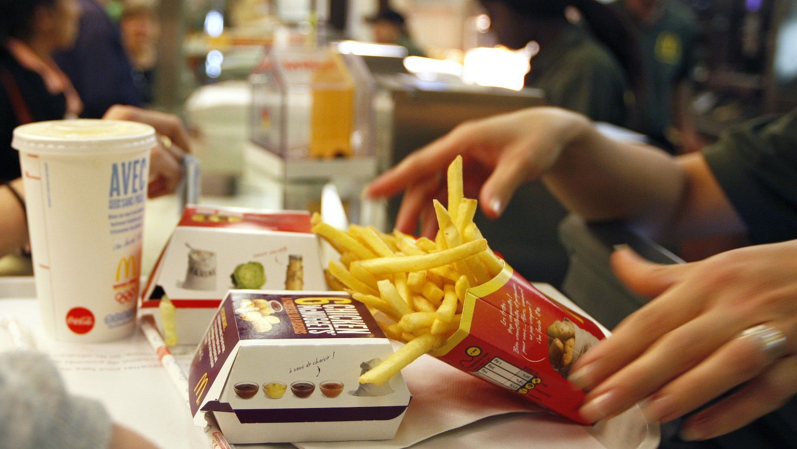 Troppi grassi e calorie: il corpo reagisce al fast food come a un'infezione