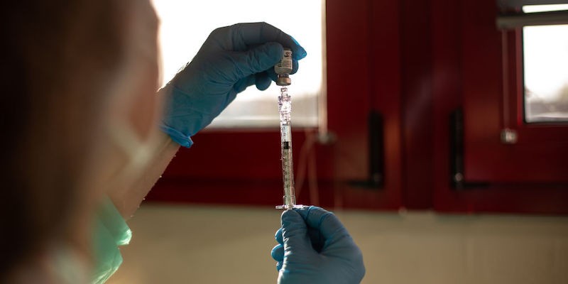 Come funziona l'obbligo vaccinale per gli operatori sanitari - Il Post