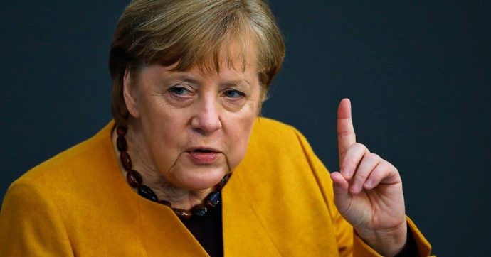 Merkel difende i lockdown e il coprifuoco: "Quadro molto grave, il Covid non perdona". I contagi risalgono, i tedeschi si spostano troppo - Il Fatto Quotidiano